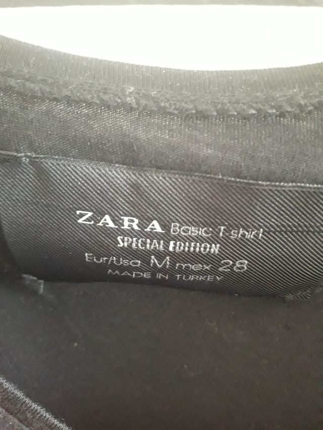 Camiseta Zara negra y morada