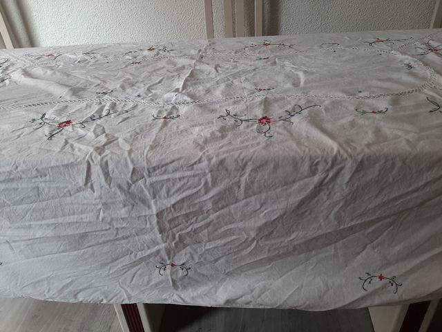 Mantel lino vintage bordado a mano. 12 comensales