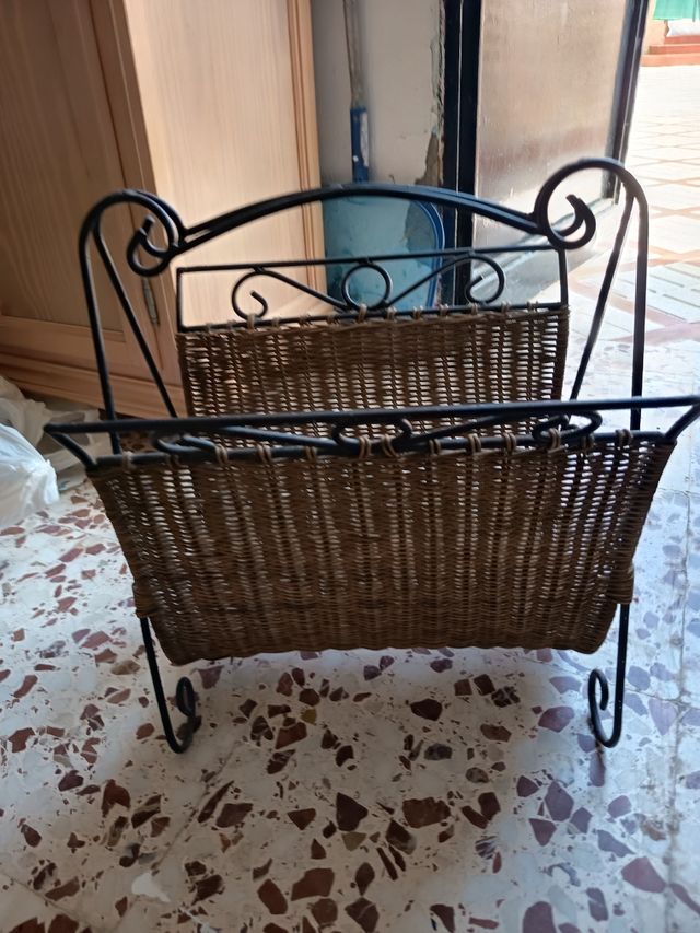 Revistero mimbre y metal