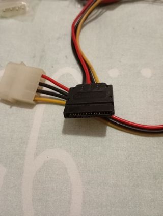 Pack de 9 Cables de 1 Molex a 1 SATA