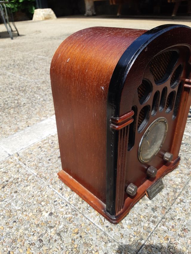 Radio antigua Thomas, electrica, regalo reloj.