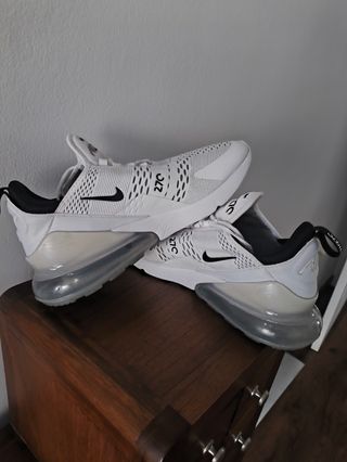 Nike Air Max 270 blancas de segunda mano por 45 EUR en Sabadell en WALLAPOP