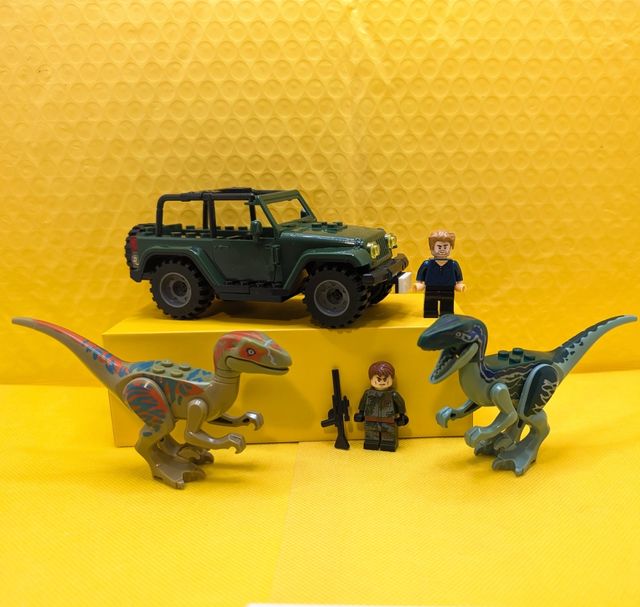 Jeep y velociraptors: Figuras de las películas.