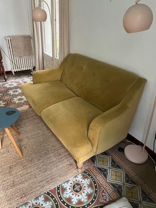 Sofá capitoné terciopelo amarillo