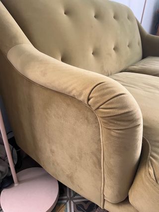 Sofá capitoné terciopelo amarillo