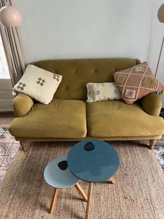 Sofá capitoné terciopelo amarillo