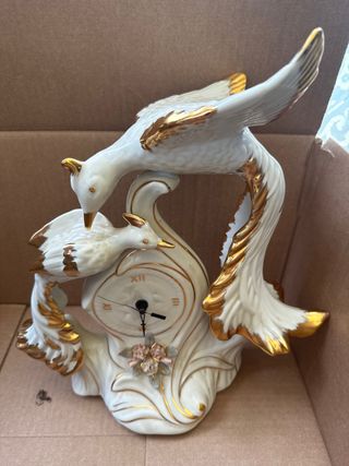 Reloj de porcelana con pájaros