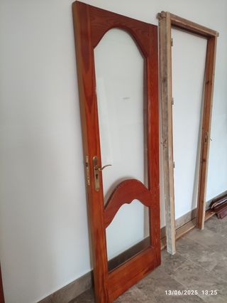 Puerta de madera con cristal precio a convenir.
