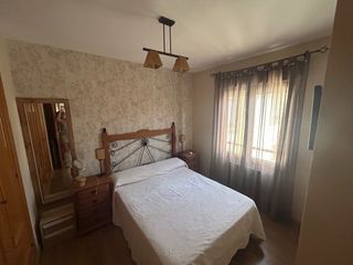 Dormitorio matrimonio. Cabecero,Mesitas.Lamparas..