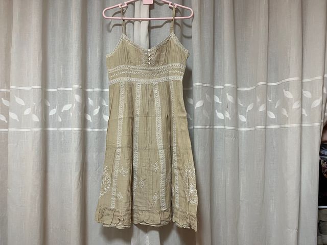 Vestido beige tirantes bordado