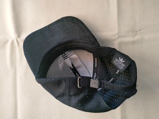 Gorra Adidas negra snapback