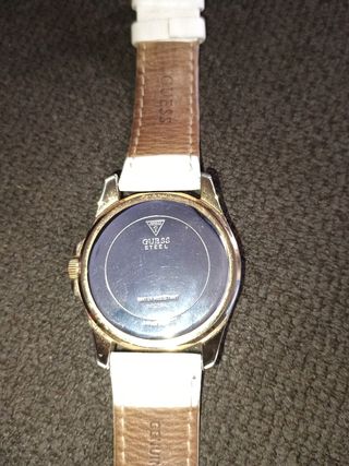 Reloj Guess dorado y blanco