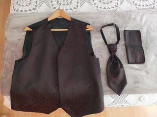 Chaleco negro  con corbatín y pañuelo