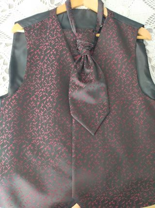 Chaleco negro  con corbatín y pañuelo