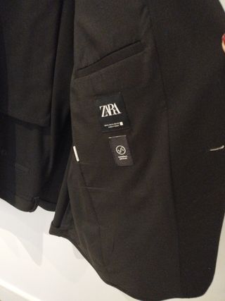 Chaquetay pantalón .Zara negra talla 44