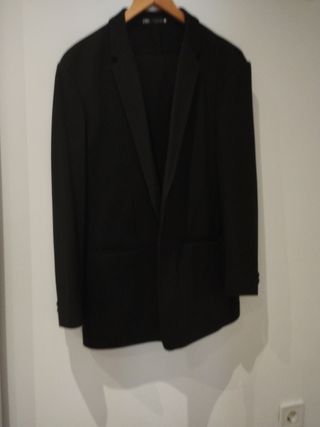 Chaquetay pantalón .Zara negra talla 44