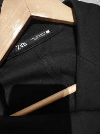 Chaquetay pantalón .Zara negra talla 44