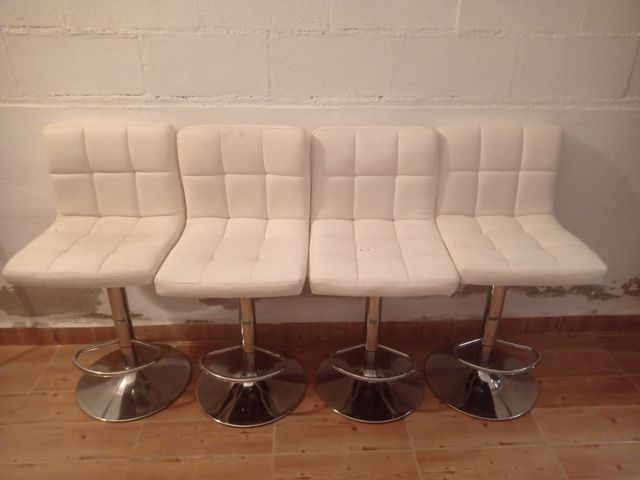4 Taburetes blancos de piel sintética