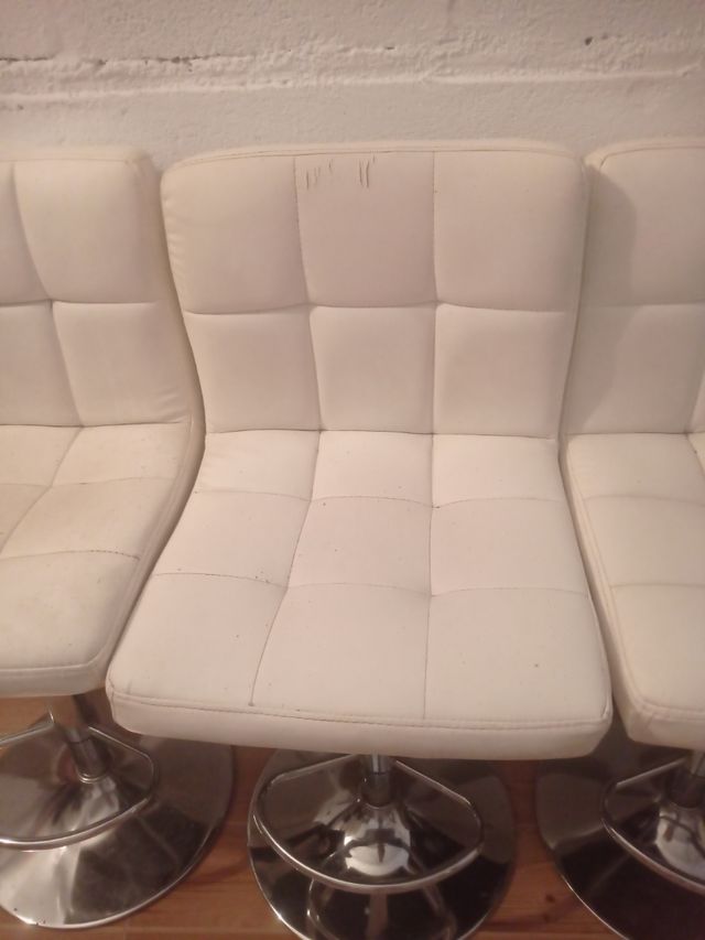 4 Taburetes blancos de piel sintética