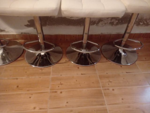 4 Taburetes blancos de piel sintética