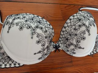 Sujetador y braga blancos y negros