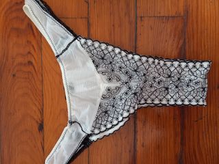 Sujetador y braga blancos y negros