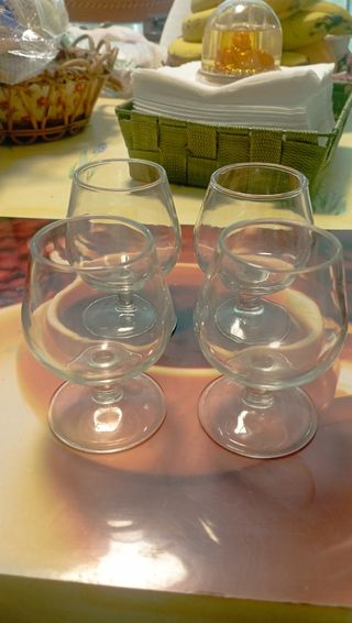 Entrañables copitas de coñac, cristal antiguo.