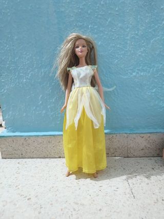 Muñeca Barbie Vestido Amarillo
