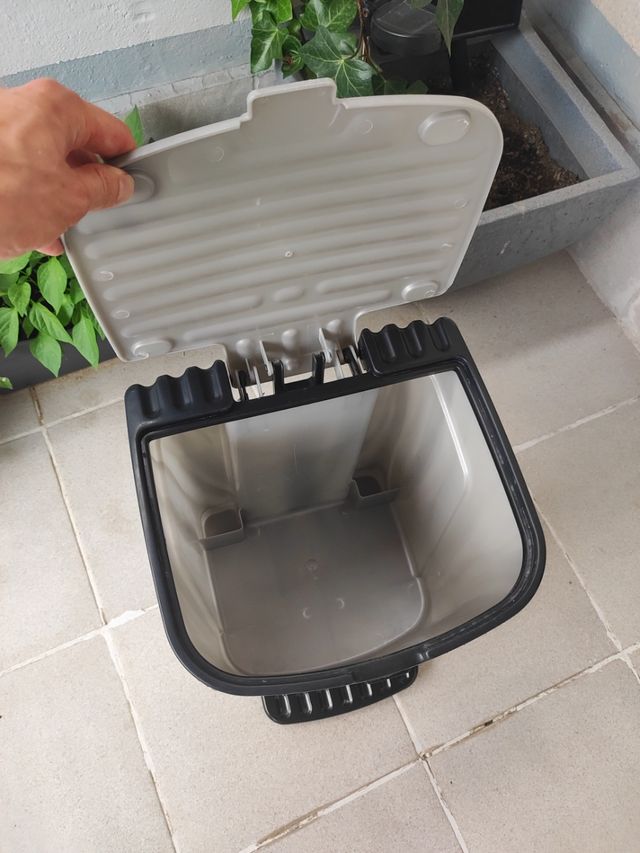 Cubo della spazzatura in plastica grigio scuro