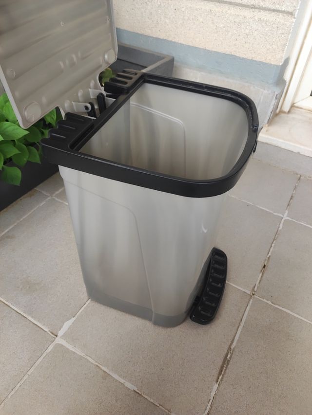 Cubo basura plástico gris oscuro