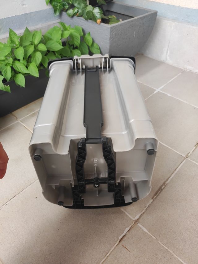 Cubo della spazzatura in plastica grigio scuro