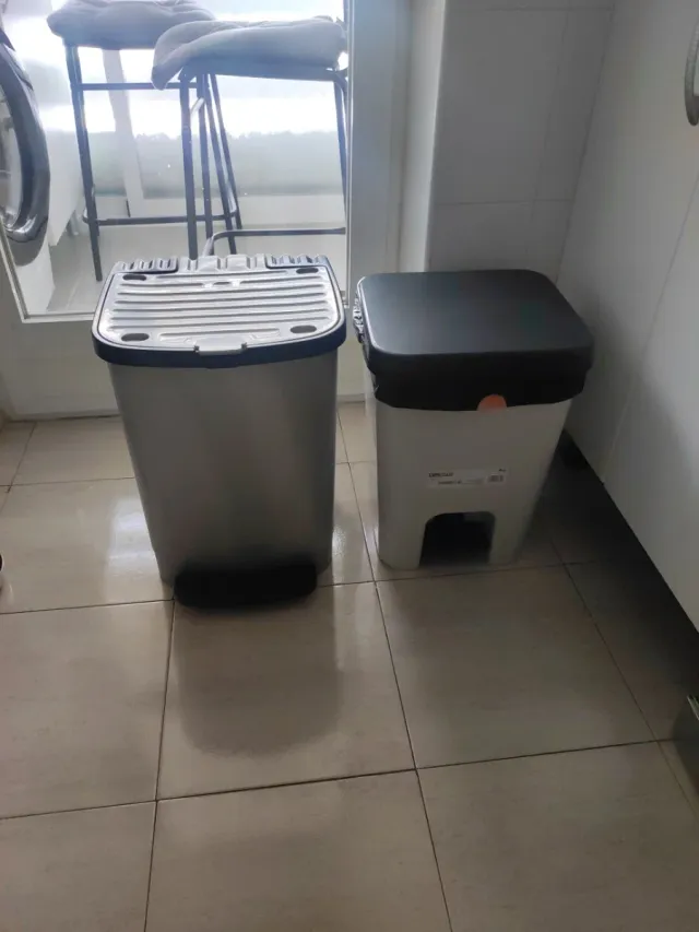 Cubo della spazzatura in plastica grigio scuro