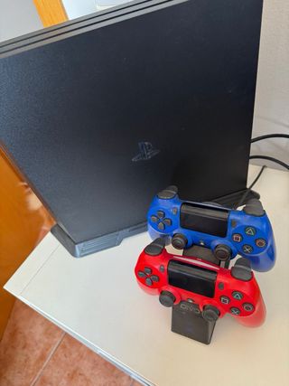 PS4 Pro 1TB + 2 mandos