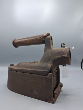 Plancha hierro antigua para carbon con chimenea