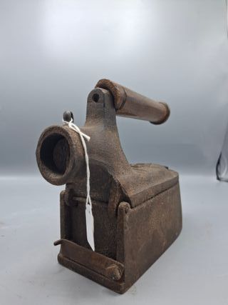 Plancha hierro antigua para carbon con chimenea