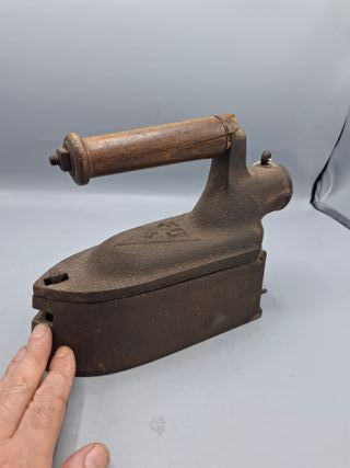 Plancha hierro antigua para carbon con chimenea