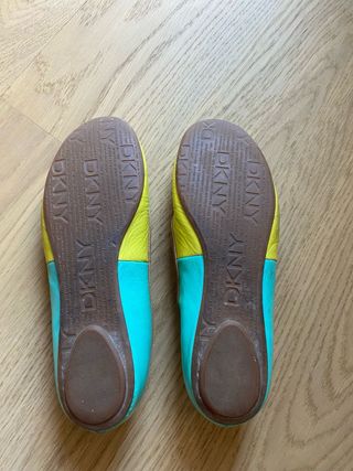 Ballerine DKNY bicolore turchese & giallo.