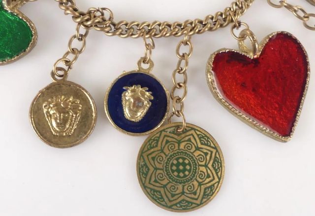 Pulsera vintage dorada con corazones