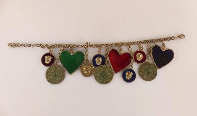 Pulsera vintage dorada con corazones