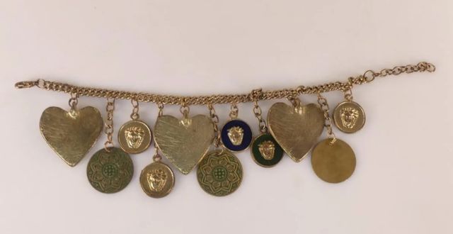 Pulsera vintage dorada con corazones