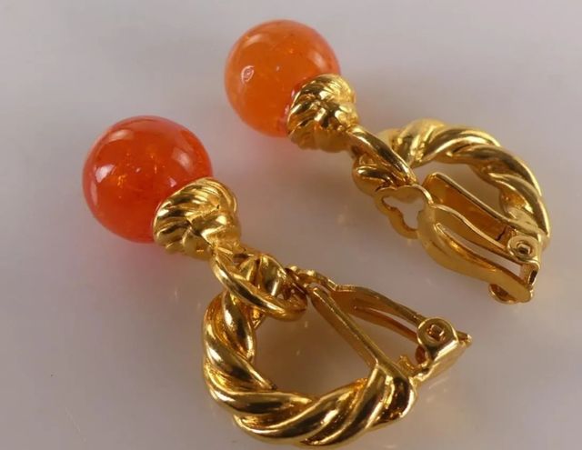 Pendientes dorados con detalles naranja