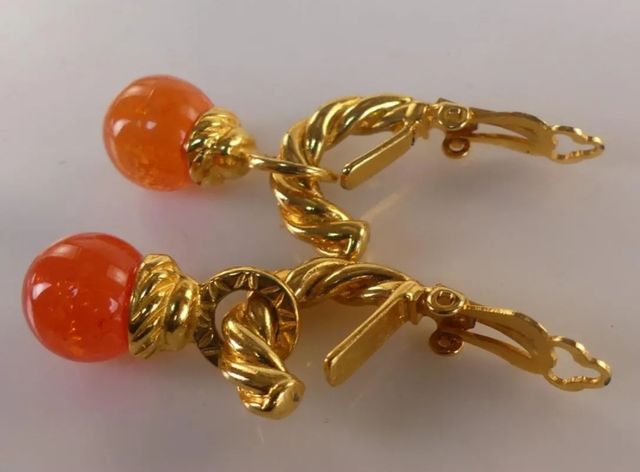Pendientes dorados con detalles naranja