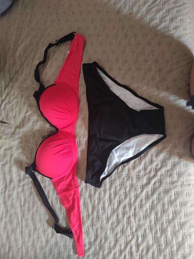 Bikini rosso e nero