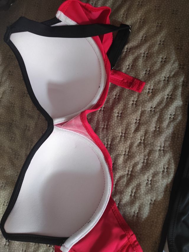 Bikini rosso e nero
