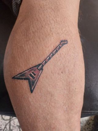Tatuaje guitarra eléctrica