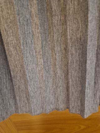 Falda plisada gris