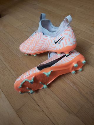 Botas fútbol Nike Jr. talla EU 38,5 - UK 5,5