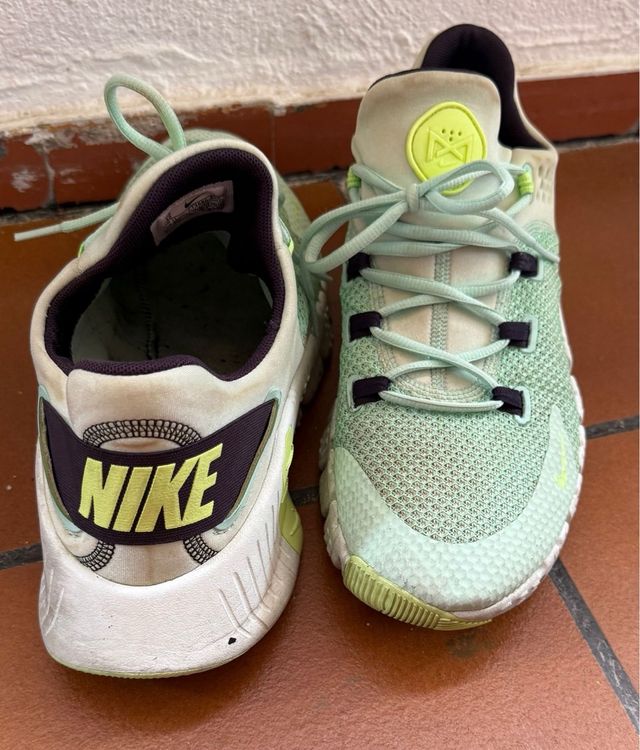 Zapatillas Nike verdes y blancas