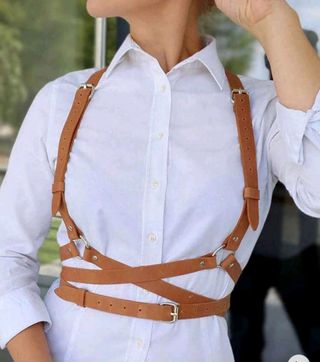 Cinturón marrón con tirantes