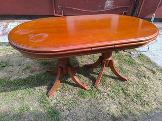 Mesa clásica ovalada de madera haya, extensible.